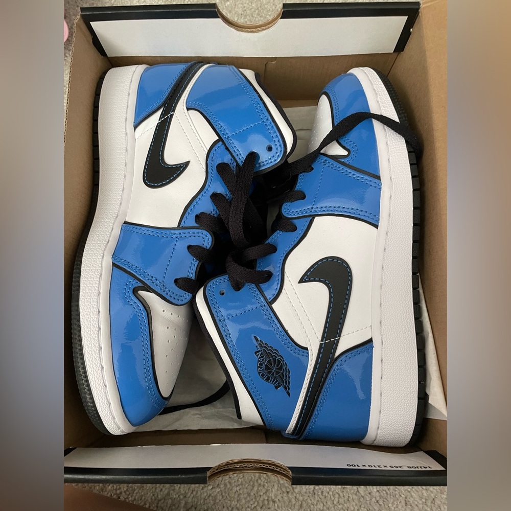 Air Jordan 1 Mid SE GS ‘Signal Blue’